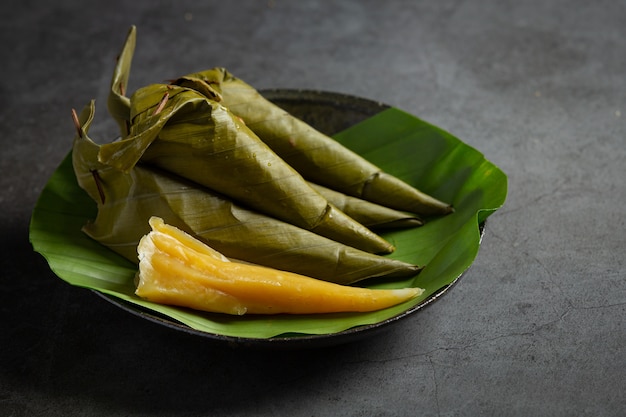タイのデザート。バナナの葉のコーンに包まれたマスクメロンの蒸しペストリー