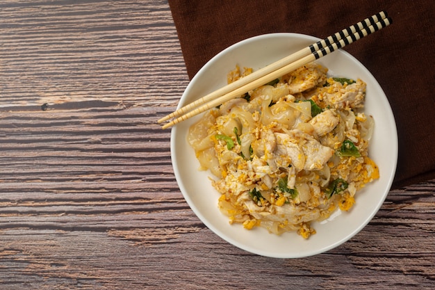 タイ料理。豚肉の醤油と野菜焼きそば