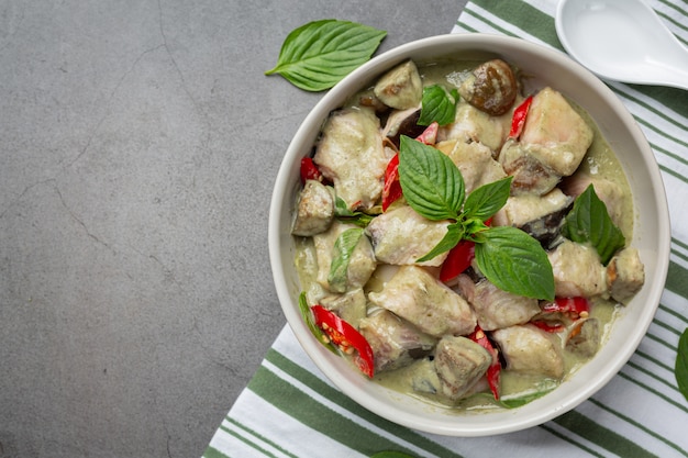 Cibo thailandese. maiale al curry al cocco verde con melanzane