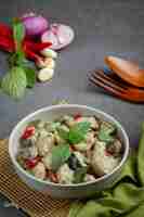 Foto gratuita cibo thailandese. maiale al curry al cocco verde con melanzane