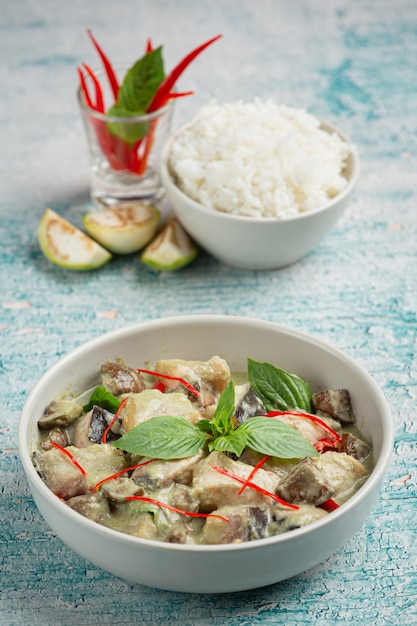 Foto gratuita cibo thailandese. maiale al curry al cocco verde con melanzane