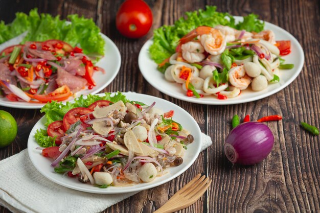 태국 음식; 베르 미첼 리 국수와 혼합 된 매운 돼지 고기 소시지 샐러드