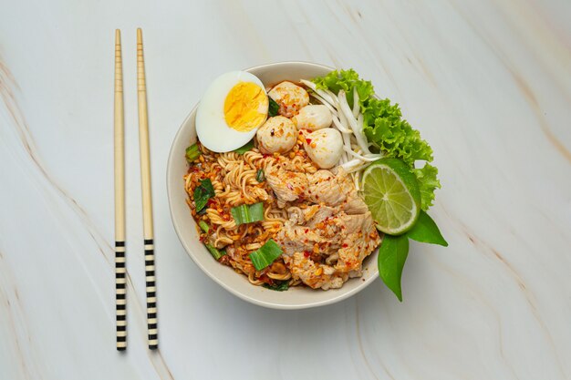タイ料理。豚肉とゆで卵で辛い麺