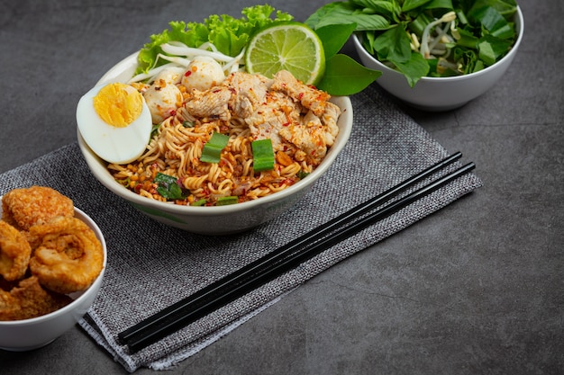 タイ料理。豚肉とゆで卵で辛い麺