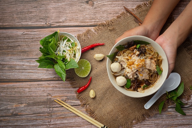 タイ料理。豚肉、ミートボール、野菜の麺