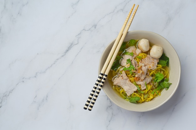 タイ料理。豚肉、ミートボール、野菜の麺