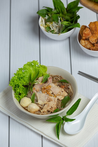 Тайская еда. Лапша со свининой, фрикадельками и овощами