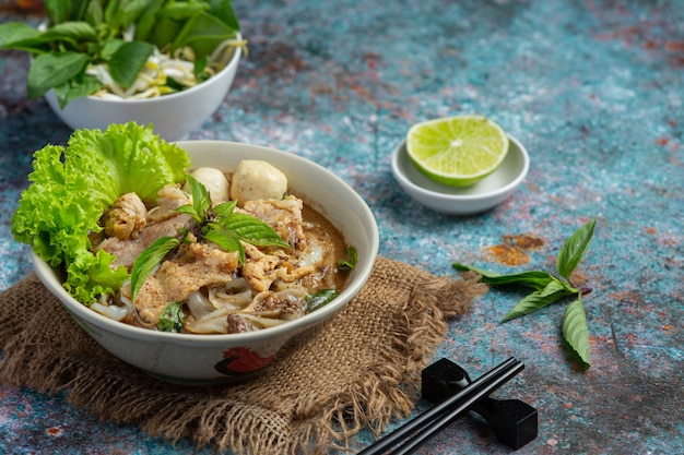 Foto gratuita cibo thailandese. tagliatelle con carne di maiale, polpette e verdure