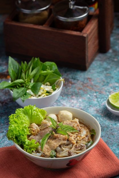 タイ料理。豚肉、ミートボール、野菜の麺