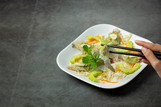 タイ料理;スパイシーな魚醤のエビ