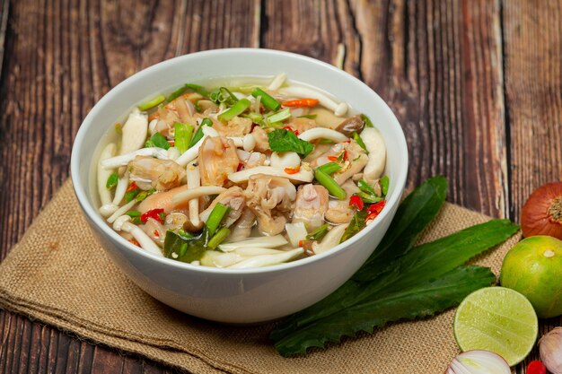 тайская еда; острый суп из куриных сухожилий