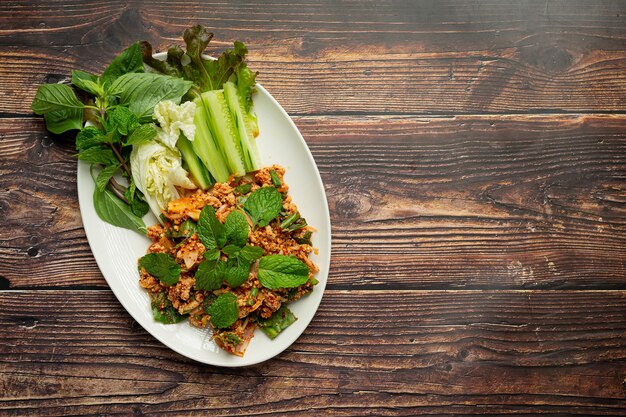 태국 음식; 매운 다진 돼지 고기와 반찬 제공