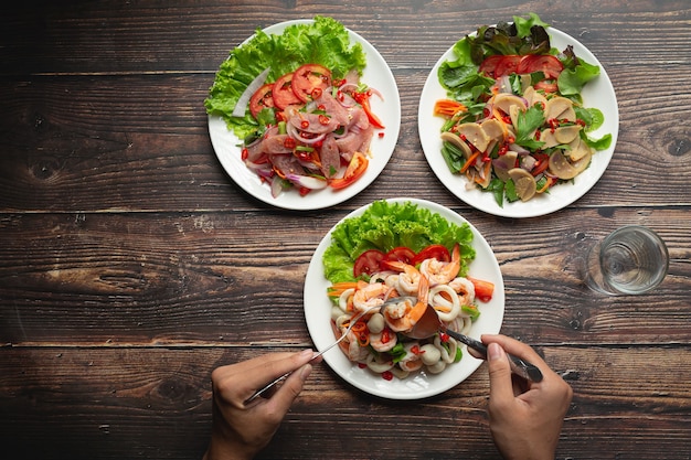 Foto gratuita cibo tailandese; insalata di mare mista piccante