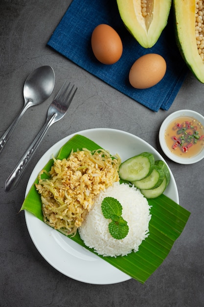 Тайское блюдо Stir Fried Egg with Papaya, приготовленное с рисом