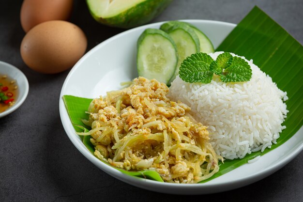 Тайское блюдо Stir Fried Egg with Papaya, приготовленное с рисом