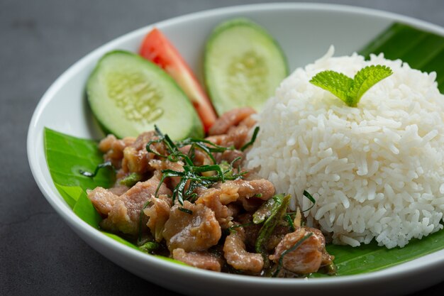 タイ料理;豚肉のカフィアライムの葉炒めにご飯を添えて