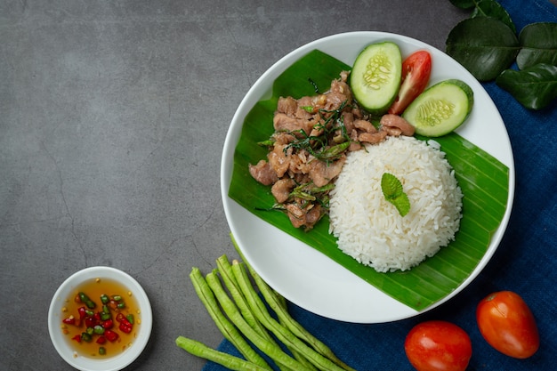 Free photo thai food ;stir-fried pork with kaffir lime leaves serve with rice