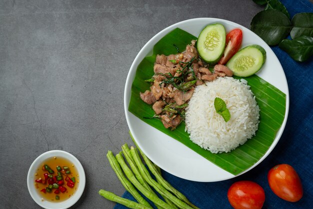 Тайская кухня; жареная свинина с листьями кафр-лайма подается с рисом