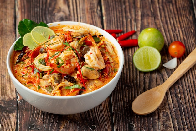 Cibo thailandese; tom yum kung o zuppa piccante di gamberi di fiume