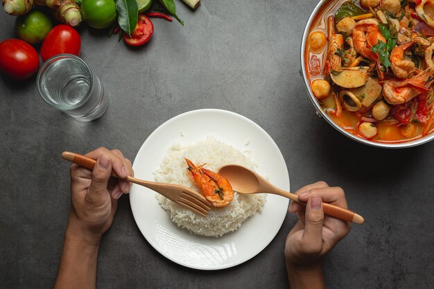 Тайская кухня; Том Ям Острый суп из морепродуктов или морепродуктов