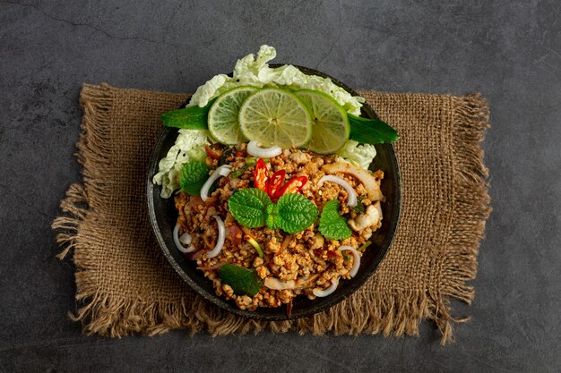 タイ料理は,辛口な粉豚肉で,副菜と一緒に提供されます.