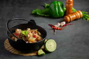무료 사진 검은 그릇에 매운 돼지 다리 수프와 태국 음식