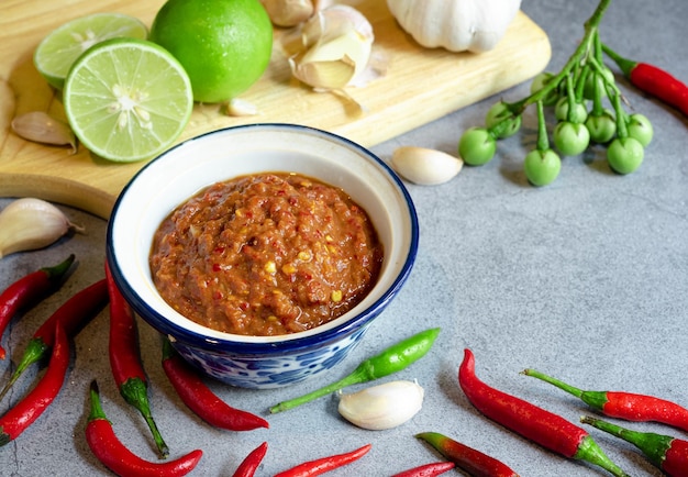 Free photo thai spicy chili sauce nam prik kapi paste with mixed herb ingredient traditional thai food cuisine