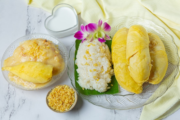 Free photo thai sweet sticky rice with durian in a dessert.