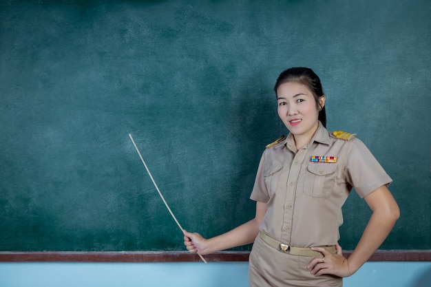 Insegnante thailandese in insegnamento ufficiale davanti al tabellone