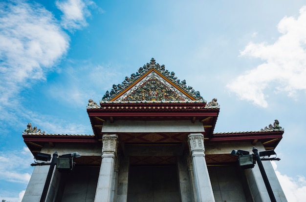 Тайский храм и голубое небо.