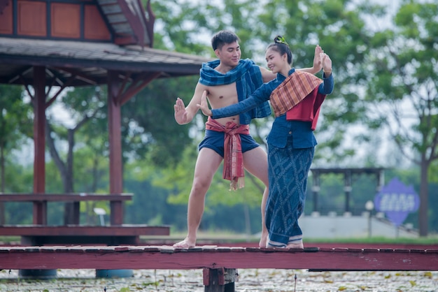 Donna e uomo del ballerino della tailandia in costume nazionale