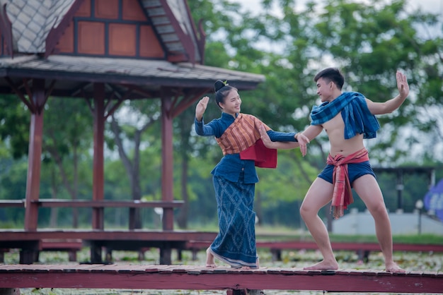タイのダンサーの女性と民族衣装の男
