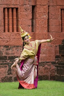 古代​寺院​の​ある​仮面​の​コンベンジャカイ​で​踊る​タイ