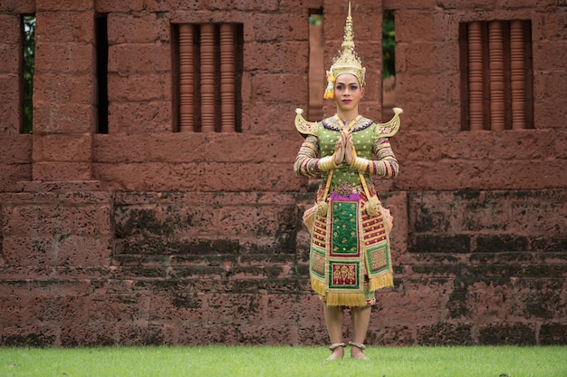 Бесплатное фото Танцы таиланда в представлении кхон в масках с древним храмом