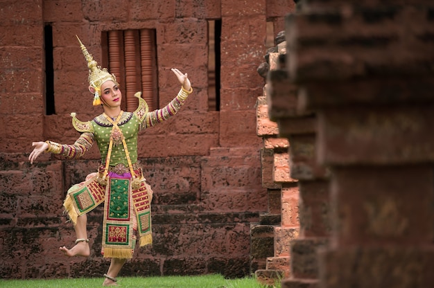Танцы таиланда в представлении кхон в масках с древним храмом