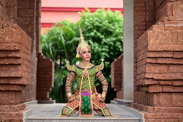 Бесплатное фото Танцы таиланда в представлении кхон в масках с древним храмом