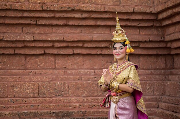Таиланд Танцы в масках хон Бенджакаи в древнем храме с уникальным костюмом и танцами