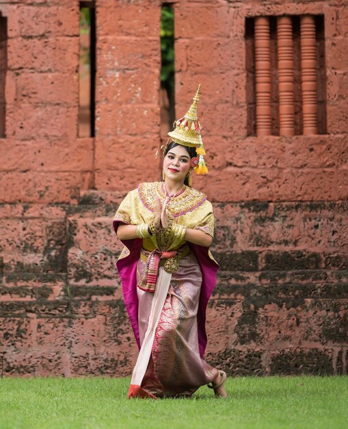古代寺院のある仮面のコンベンジャカイで踊るタイ