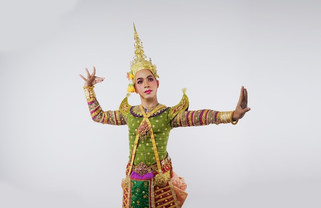 Foto gratuita thailandia danza in spettacoli khon mascherati su grigio. arte tailandese con un costume e una danza unici.