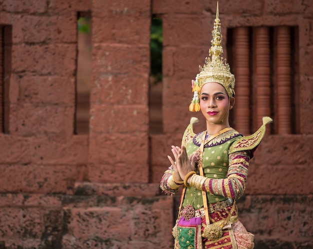 태국 가면을 쓴 콘 공연에서 춤을 추고 있습니다. 독특한 의상과 춤이 있는 태국 예술.