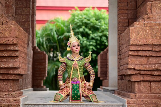 태국 고대 사원과 함께 가면을 쓴 콘 공연에서 춤