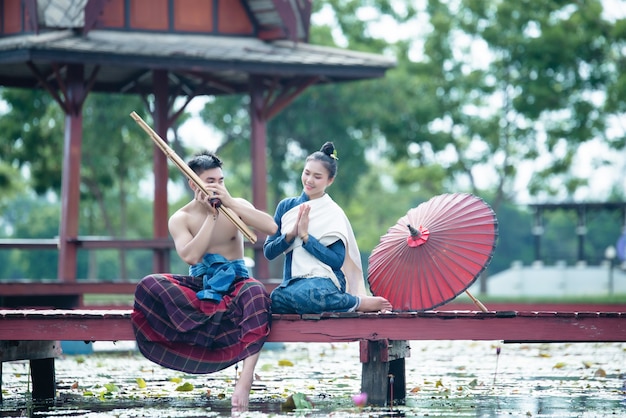 Таиландская музыка, танцующие женщины и мужчины в национальном стиле.