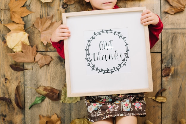 Free photo thanksgiving concept with girl holding frame