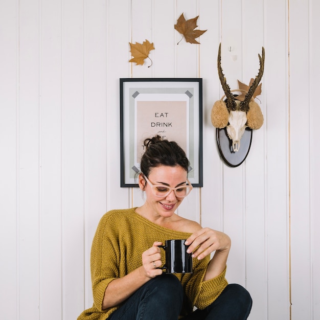 Free photo thanksgiving concept with woman at home