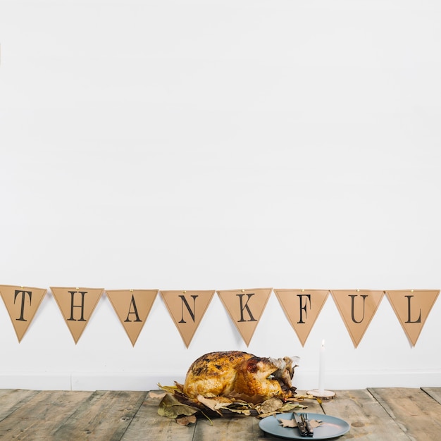 Free photo thanksgiving food and garland