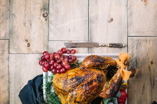 Free photo thanksgiving turkey with space on top