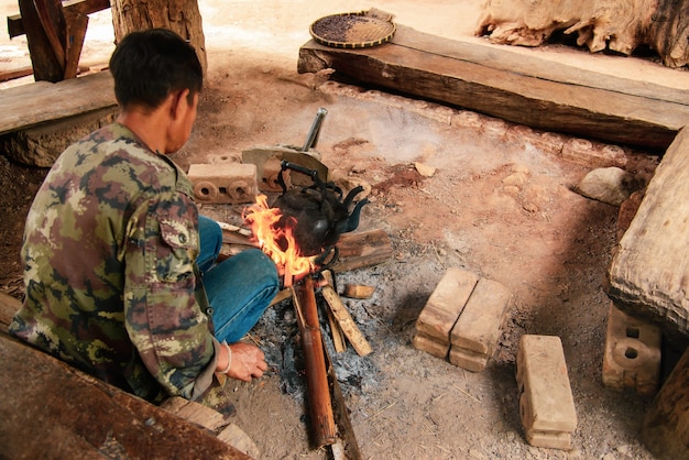 Древний огонь свежего кофе в деревне в mae klang luang homestay chiangmai, таиланд