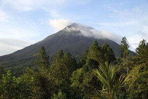Пограничный вулкан в монтеверде, закрытый облаком коста-рика