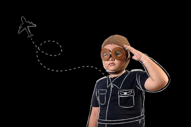 Бесплатное фото Мальчик притворяется супергероем и играет как космонавт. концепция рисования