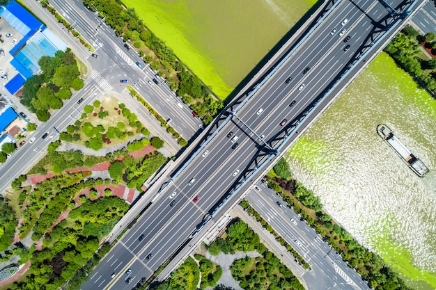 Бесплатное фото Мост с городом